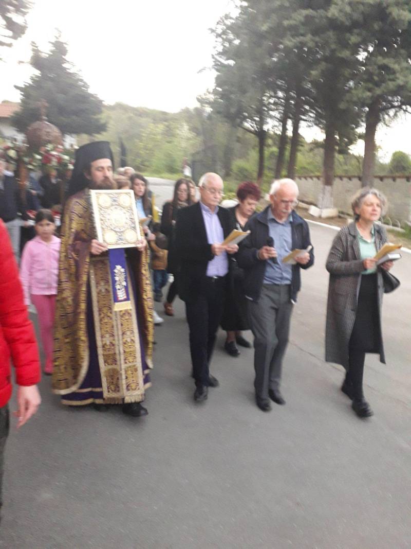 Με ευλάβεια η περιφορά του Επιταφίου στη μοναστική αδελφότητα Αγίας Τριάδας ΠΕΛΕΚΑΝ