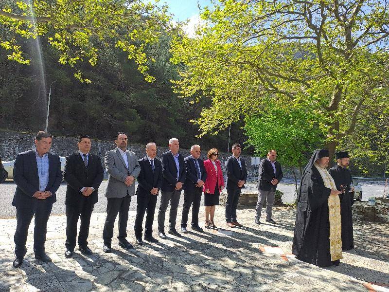Ο Δήμαρχος Βέροιας στο τρισάγιο για τους 21 αδικοχαμένους μαθητές