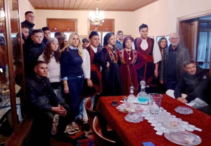 Συνάντηση με την Παράδοση: Το 1ο ΓΕΛ Τρίπολης στον Σύλλογο Βλάχων Βέροιας