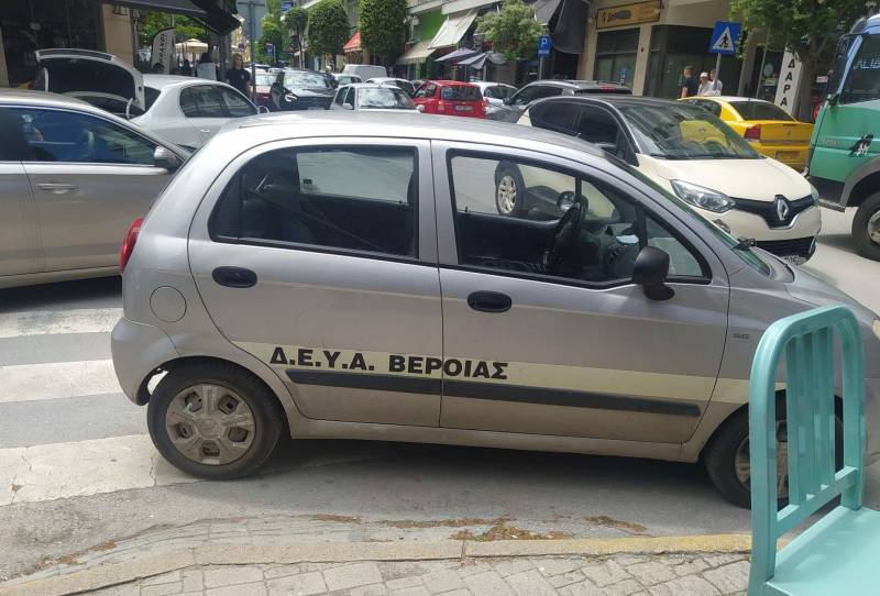 Δημόσια συγγνώμη από τη ΔΕΥΑ Βέροιας για παρεμπόδιση διάβασης ΑμεΑ από υπηρεσιακό όχημα