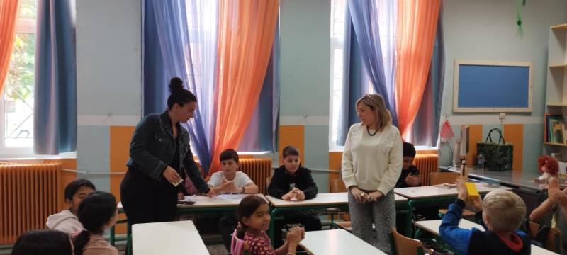 Η Ανδριανή Καλύβα στο Δημοτικό Κουλούρας: Μια συνάντηση γεμάτη φαντασία, τρυφερότητα και κοινωνικούς προβληματισμούς