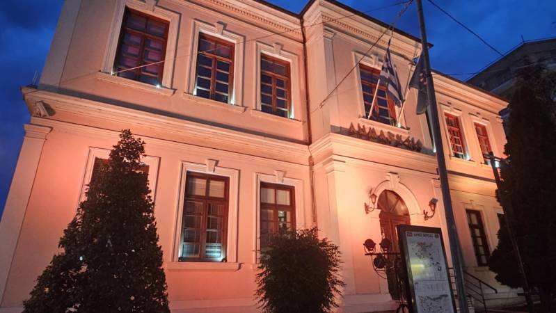 Πορτοκαλί το Δημαρχείο Βέροιας για την Παγκόσμια Ημέρα Σκλήρυνσης κατά Πλάκας