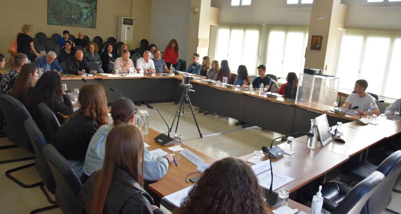 1ο Δημοτικό Συμβούλιο Εφήβων Δήμου Νάουσας: Οι νέοι της πόλης πήραν τον λόγο για τα προβλήματα και τις λύσεις του αύριο