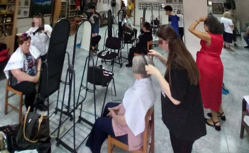Μια πράξη αγάπης και φροντίδας: Μαθητές Κομμωτικής του 1ου ΕΠΑΛ Βέροιας στο πλευρό των ηλικιωμένων στο ΚΑΠΗ Πατρίδας