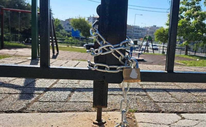 Κλειδωμένες παιδικές χαρές, ανοιχτή αγανάκτηση