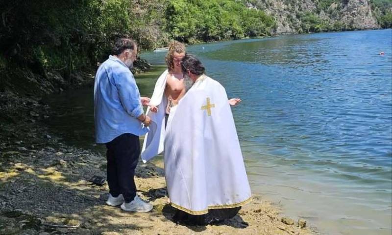 Βάπτιση Τσέχου νέου στα νερά του Αλιάκμονα