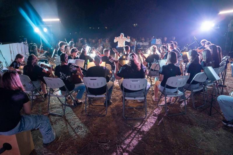 Θερμό χειροκρότημα για τους Artguitaristas του Δημοτικού Ωδείου Βέροιας, στο «????????? 2025» της Σίφνου