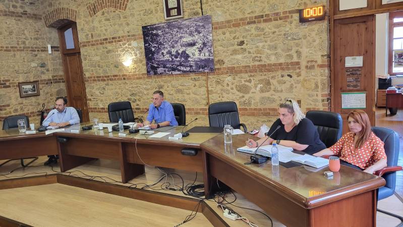 Μια συνεδρίαση χωρίς μεγάλα θέματα αλλά με έντονη αντιπαράθεση στο Δημοτικό Συμβούλιο Βέροιας
