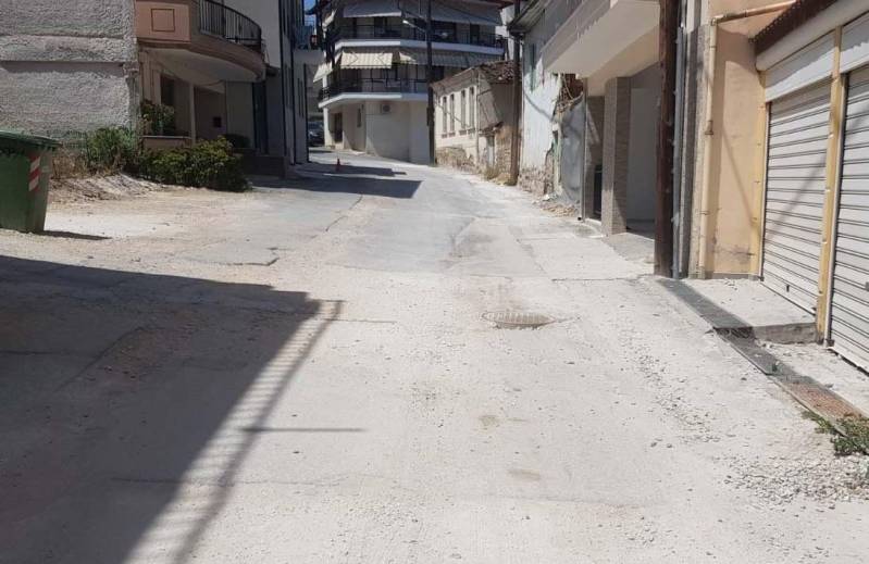 Βέροια: «Πνίγηκαν» στη σκόνη οι κάτοικοι των οδών Κανάρη και Γραβιάς – Μήνες χωρίς αποκατάσταση του δρόμου μετά από έργο ύδρευσης