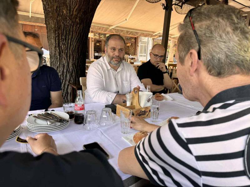 Μεζέδες, τσίπουρο και… τουριστικός σχεδιασμός: Ο Νίκος Κουτσογιάννης παρουσίασε το όραμα της Νάουσας στους εκπροσώπους των ΜΜΕ