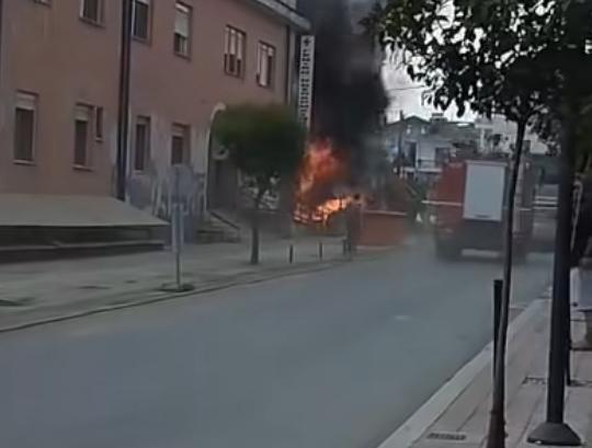 Κάηκε μηχάνημα έργου στη Νάουσα