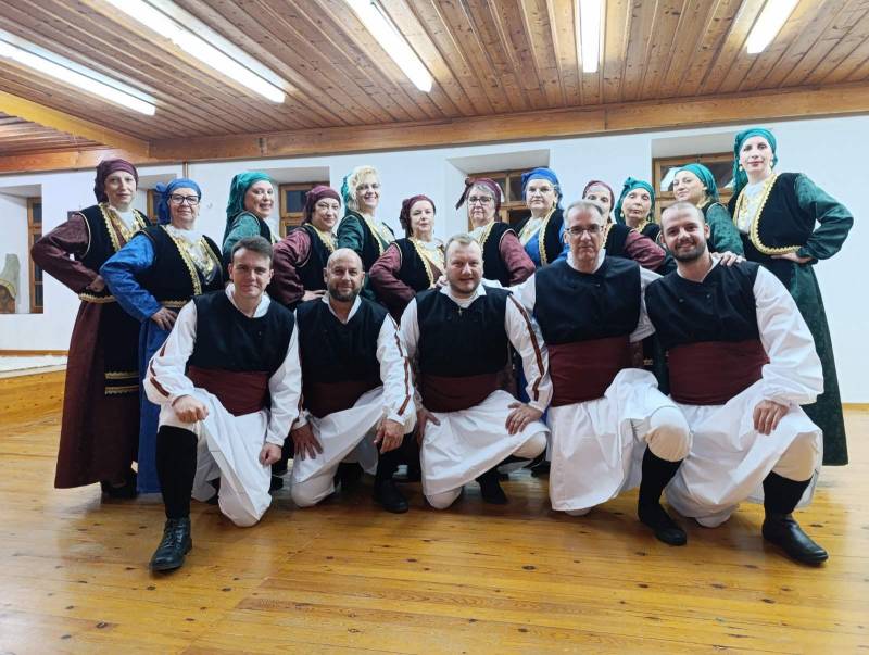 Με την χορευτική ομάδα “Αμπελικό” ξεκίνησε το διήμερο γλέντι στη Φυτειά