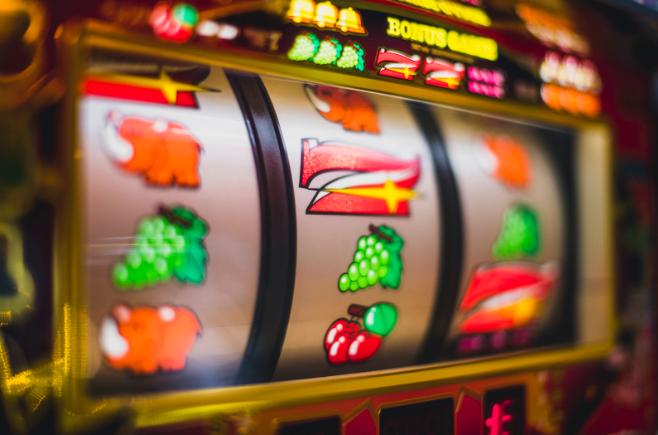 Πίσω από τα παρασκήνια των slots: Τι κάνουν τα παιχνίδια για να μη σας αφήσουν να φύγετε