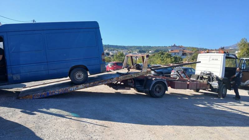 Απομάκρυνση εγκαταλελειμμένων οχημάτων από τη Δημοτική Αστυνομία Βέροιας