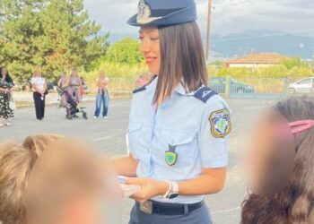 Νέα σχολική χρονιά: Αστυνομικοί μοίρασαν σε μαθητές ενημερωτικό υλικό για την οδική ασφάλεια