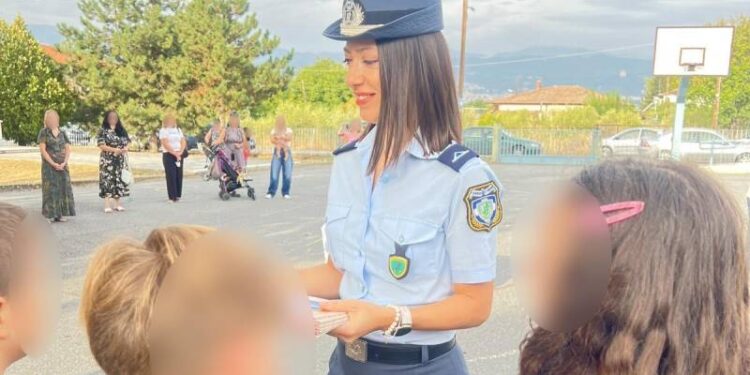 Νέα σχολική χρονιά: Αστυνομικοί μοίρασαν σε μαθητές ενημερωτικό υλικό για την οδική ασφάλεια