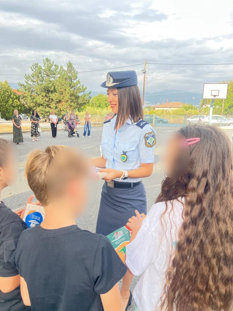 Νέα σχολική χρονιά: Αστυνομικοί μοίρασαν σε μαθητές ενημερωτικό υλικό για την οδική ασφάλεια
