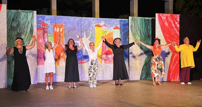 «Ούτε Μπρος ούτε Πίσω»: Σατυρικός Καθρέφτης της Ελληνικής Καθημερινότητας στη Νάουσα