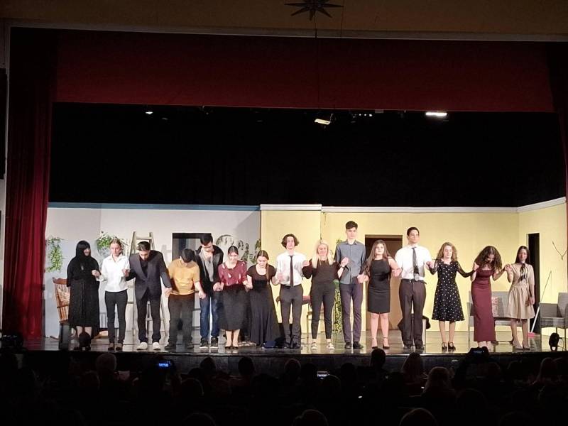 «Η Αυλή των Θαυμάτων» συγκίνησε το κοινό της Νάουσας – Μια εξαιρετική παράσταση από το Εφηβικό Θεατρικό Εργαστήρι της Εστίας Μουσών
