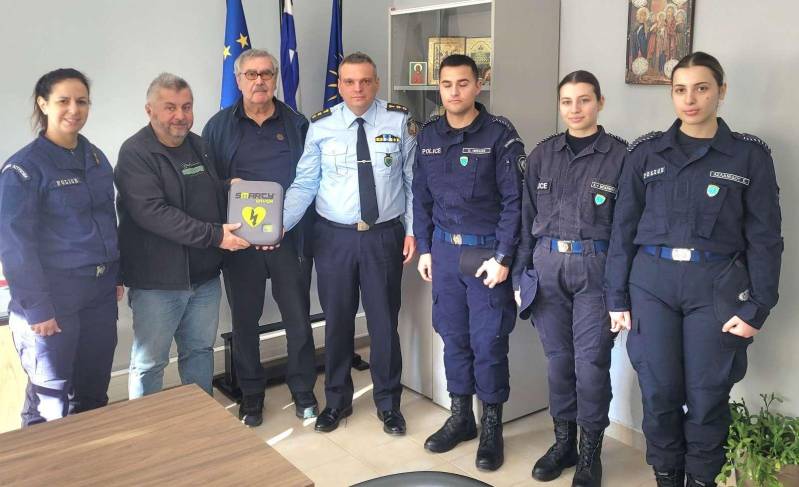 Δωρεά απινιδωτή από τον Πολιτιστικό Σύλλογο Πατρίδας «Ευστάθιος Χωραφάς» στη Σχολή Δοκίμων Αστυφυλάκων Νάουσας
