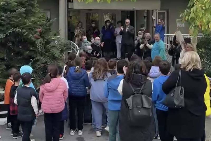 Επίσκεψη του Δημοτικού Σχολείου Ραχιάς-Τριποτάμου στο Γηροκομείο Βέροιας