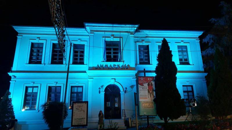 Βέροια: Το Δημαρχείο φωταγωγήθηκε με τυρκουάζ χρώμα για τη Δυσλεξία