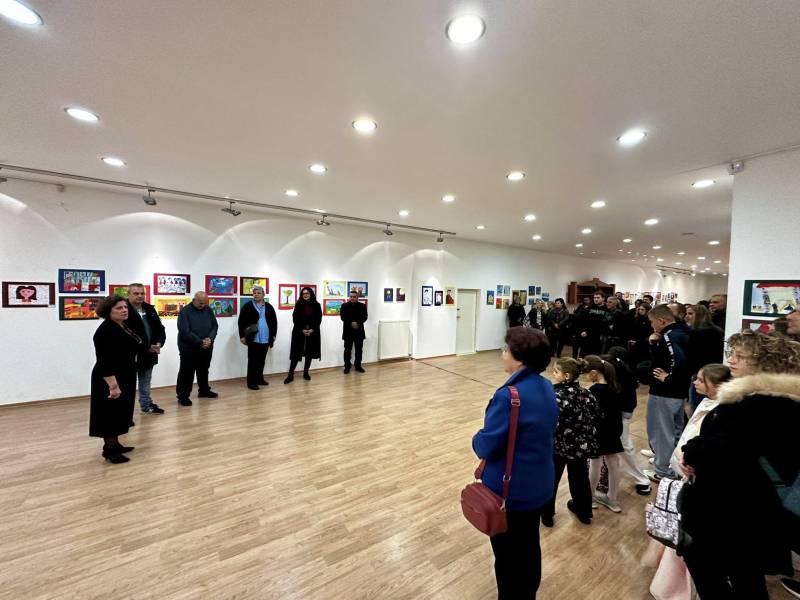 Εγκαινιάστηκε η παιδική ζωγραφική της Ευξείνου Λέσχης Νάουσας
