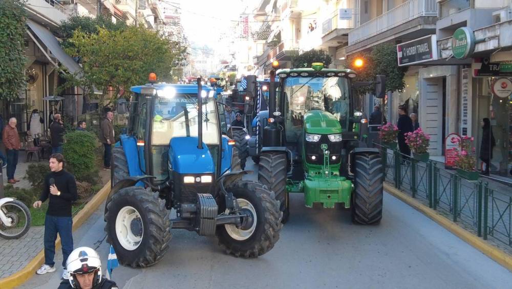 Μεγάλη αγροτική κινητοποίηση στη Βέροια – Πλημμύρισε η πόλη από τρακτέρ και αγρότες
