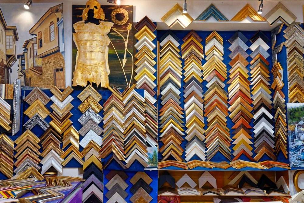 Κορνίζες με χαρακτήρα: η πρόταση της ARTIO Gallery