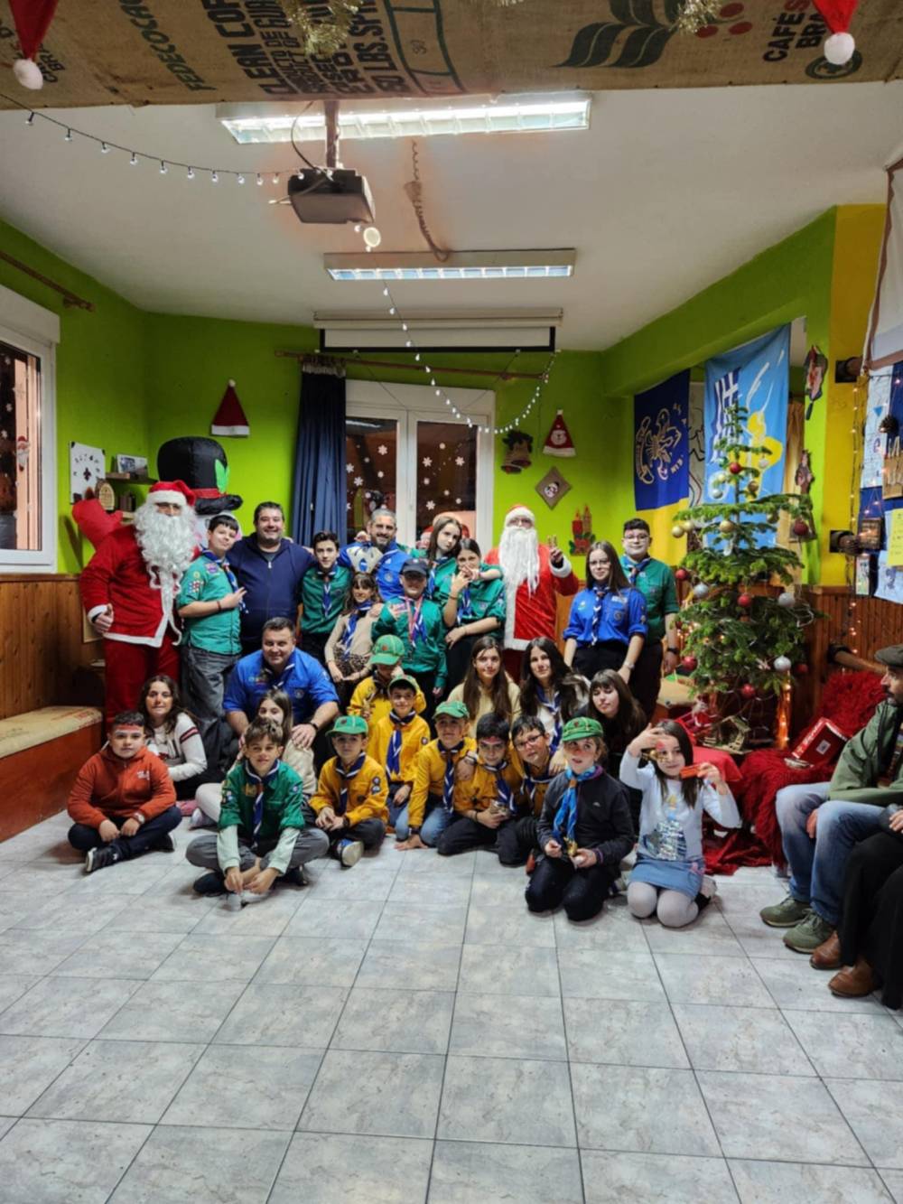 Όχι ένας, αλλά δύο Άγιοι Βασίληδες με… κλασικό όχημα επισκέφθηκαν το 5ο Σύστημα Προσκόπων Βέροιας