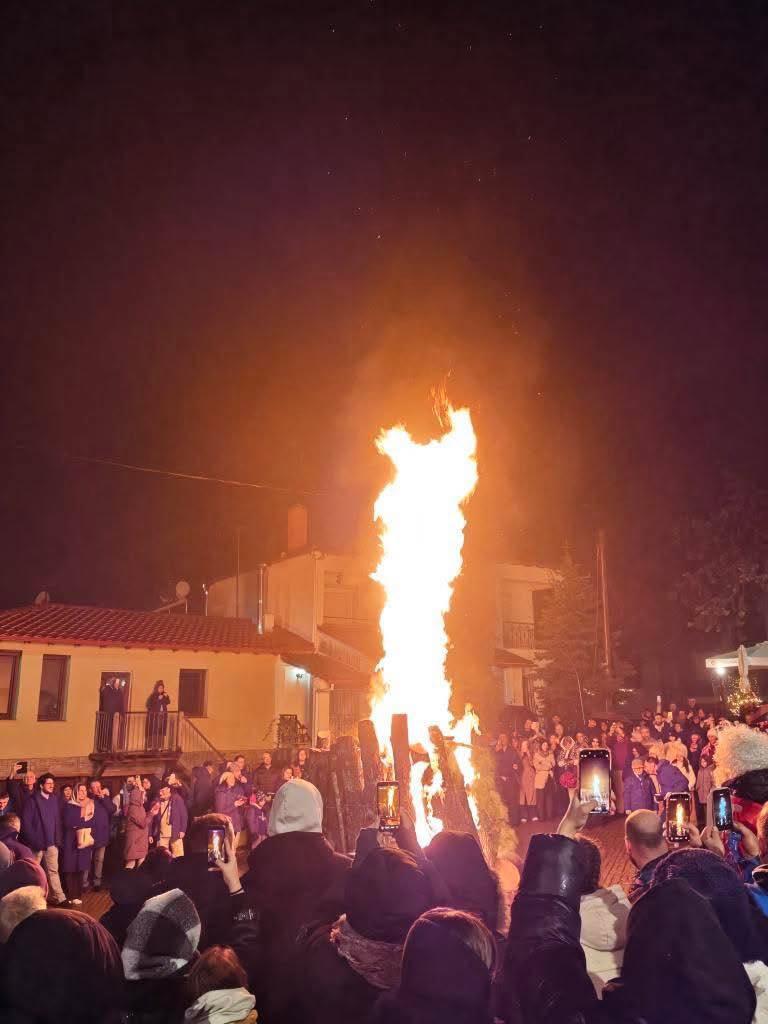 Με πολύ κόσμο το άναμμα του Καρτσιούνου στο Αρκουδοχώρι