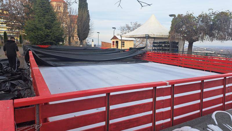 Καθυστέρηση στην έναρξη λειτουργίας του παγοδρομίου στο πάρκο Αγίων Αναργύρων Βέροιας λόγω καιρικών συνθηκών