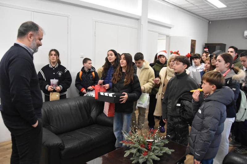 Χριστουγεννιάτικα Κάλαντα στον Δήμο Νάουσας: Μήνυμα αγάπης, αλληλεγγύης και κοινωνικής συνοχής από σχολεία, συλλόγους και δομές
