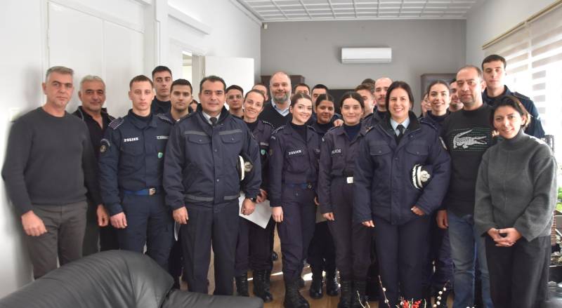 Χριστουγεννιάτικα κάλαντα στον δήμαρχο Νάουσας από ΕΕΕΕΚ και Δόκιμους Σχολής Αστυφυλάκων