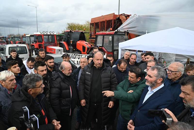 Κλιμάκιο του ΠΑΣΟΚ στα αγροτικά μπλόκα