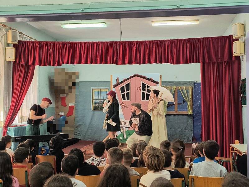 Η θεατρική παράσταση “Ο Ποιητιτής της Εντροπίας” στην αίθουσα εκδηλώσεων του σχολείου Διαβατού