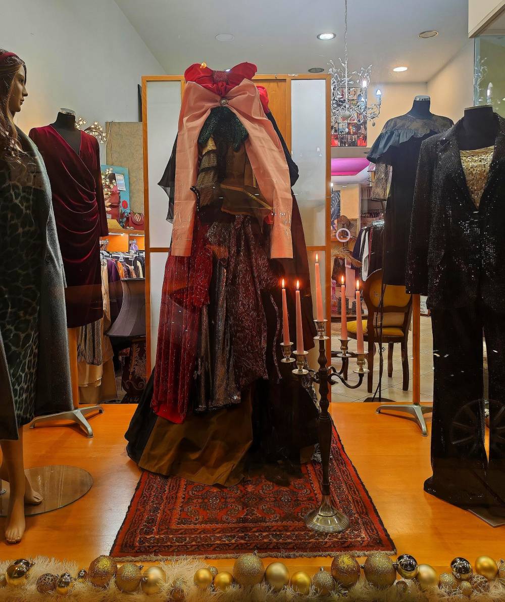 Ο Τάσος Πρωτοψάλτου παρουσιάσε ένα live couture installation στην εορταστική βιτρίνα της Mirror Fashion