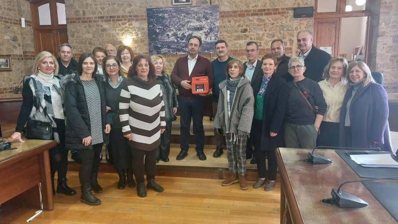 Δωρεά απινιδωτή στον Δήμο Βέροιας για το ΚΑΠΗ στο Βήμα Αποστόλου Παύλου, από τον Χορευτικό Όμιλο «Χοροθεραπεία»