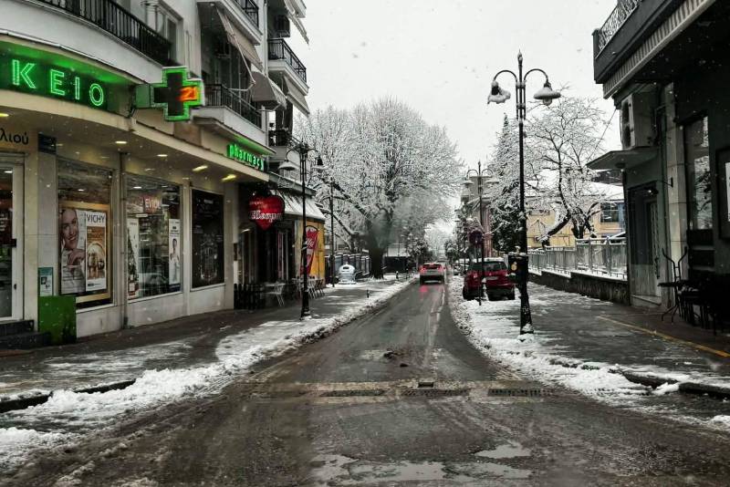 Σε πλήρη επιφυλακή ο Δήμος Νάουσας από τα ξημερώματα: Εκτεταμένος αποχιονισμός