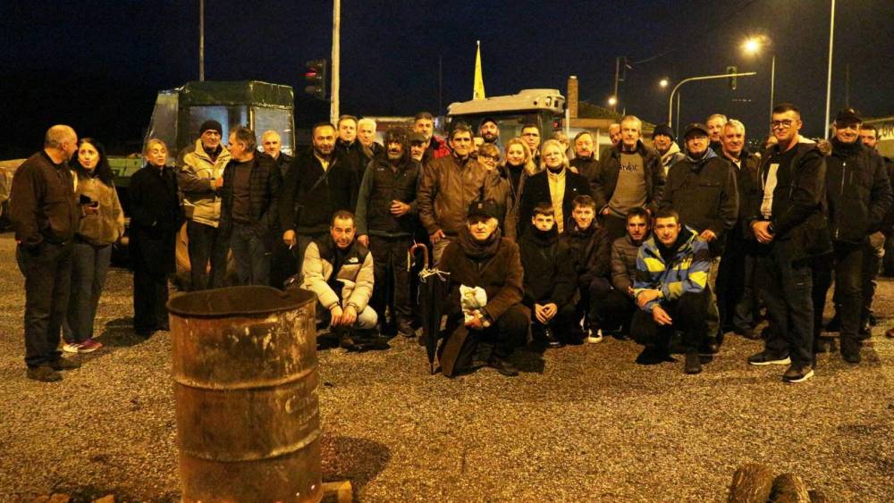Ποιητές και λογοτέχνες στο μπλόκο των αγροτών στη διασταύρωση του Σ.Σ. Νάουσας