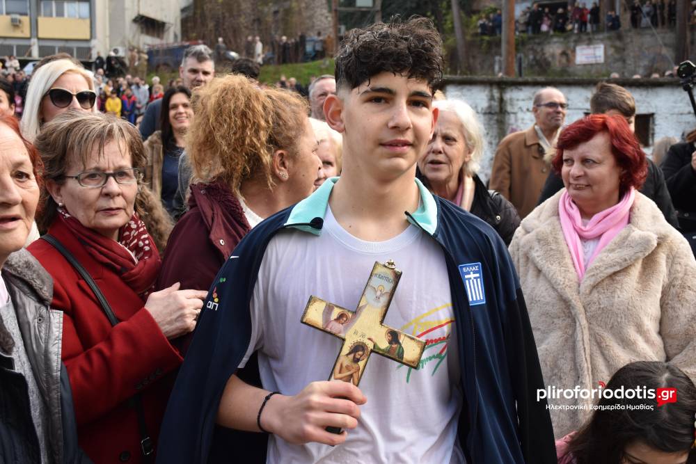 Βέροια: Λαμπρός Αγιασμός των Υδάτων με τον Σταυρό στα χέρια  του 14χρονου Γιάννη Καντιμοίρη
