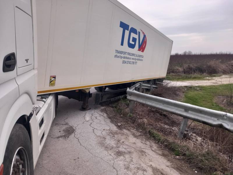 Παραλίγο ανατροπή φορτηγού ψυγείου σε αγροτικό δρόμο έξω από την Κουλούρα