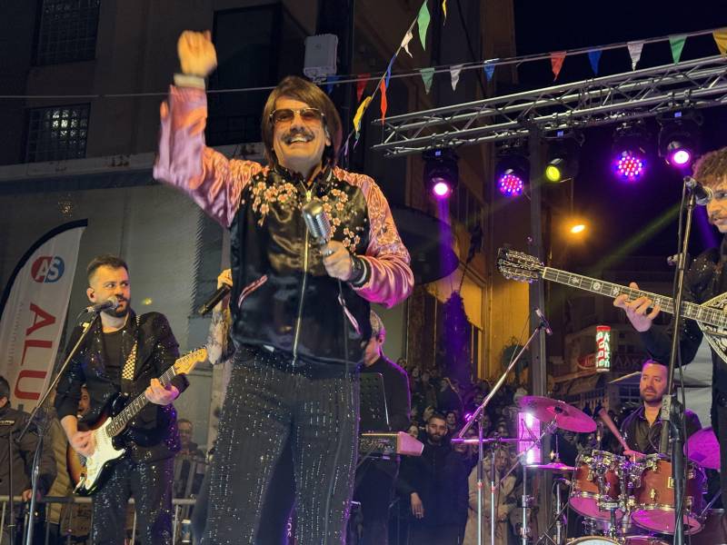 Αποκριάτικο πάρτι με Τόνι Σφήνο στον πεζόδρομο Έλλης – Μια βραδιά γεμάτη κέφι, κόσμο και… μασκάρεμα