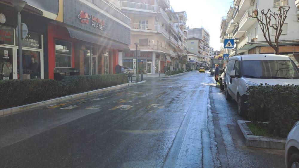 Αποπνικτική ατμόσφαιρα από λεπτή σκόνη στην οδό Βενιζέλου – Παρέμβαση του Δήμου με υδροφόρα