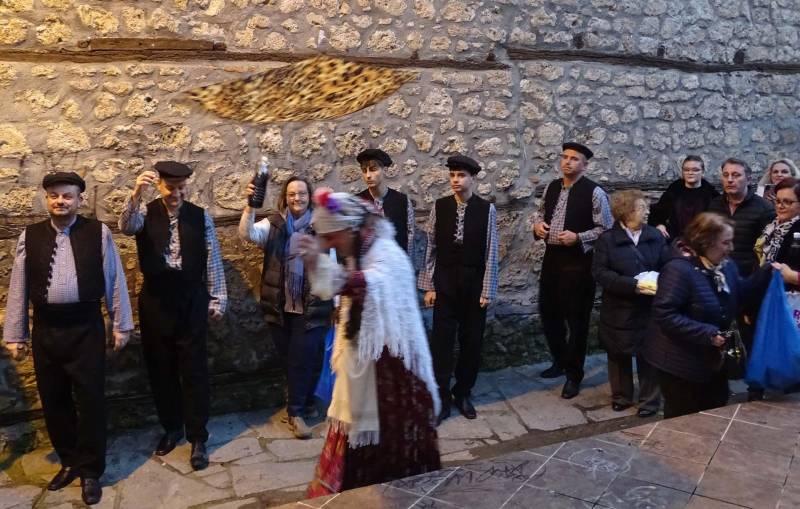 Αναβίωσε η «Κοκώνα» στους δρόμους της Βέροιας  – Δυναμική παρουσία νέων στο παραδοσιακό δρώμενο