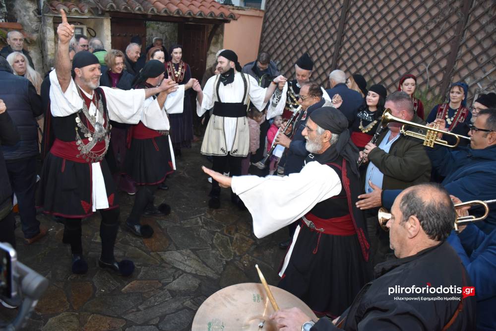 Βέροια: Αναβίωσε με πλήθος κόσμου το έθιμο των «Καπεταναίων» από τον Σύλλογο Βλάχων