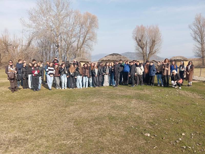 Εκπαιδευτική εκδρομή του 2ου ΓΕΛ Νάουσας στην Καστοριά – Επίσκεψη στον Λιμναίο Οικισμό Δισπηλιού και στο Βυζαντινό Μουσείο