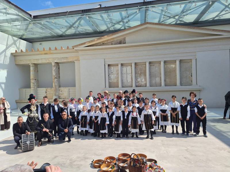 Με τα «Χελιδονίσματα» καλωσόρισαν την άνοιξη στις Αιγές