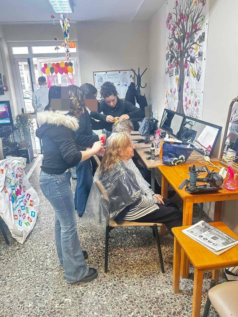 Όταν η φροντίδα γίνεται γέφυρα αγάπης: Μαθητές του 1ου ΕΠΑΛ Βέροιας προσφέρουν χαμόγελα και κουρέματα στο ΚΗΦΗ