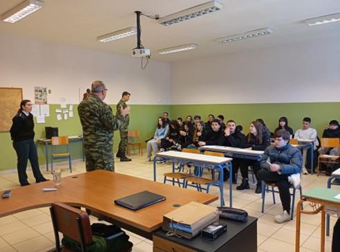 «Πυξίδα για το Μέλλον»: Ενημέρωση μαθητών του Γυμνασίου–Λυκειακών Τάξεων Ριζωμάτων για τη σταδιοδρομία στις Ένοπλες Δυνάμεις